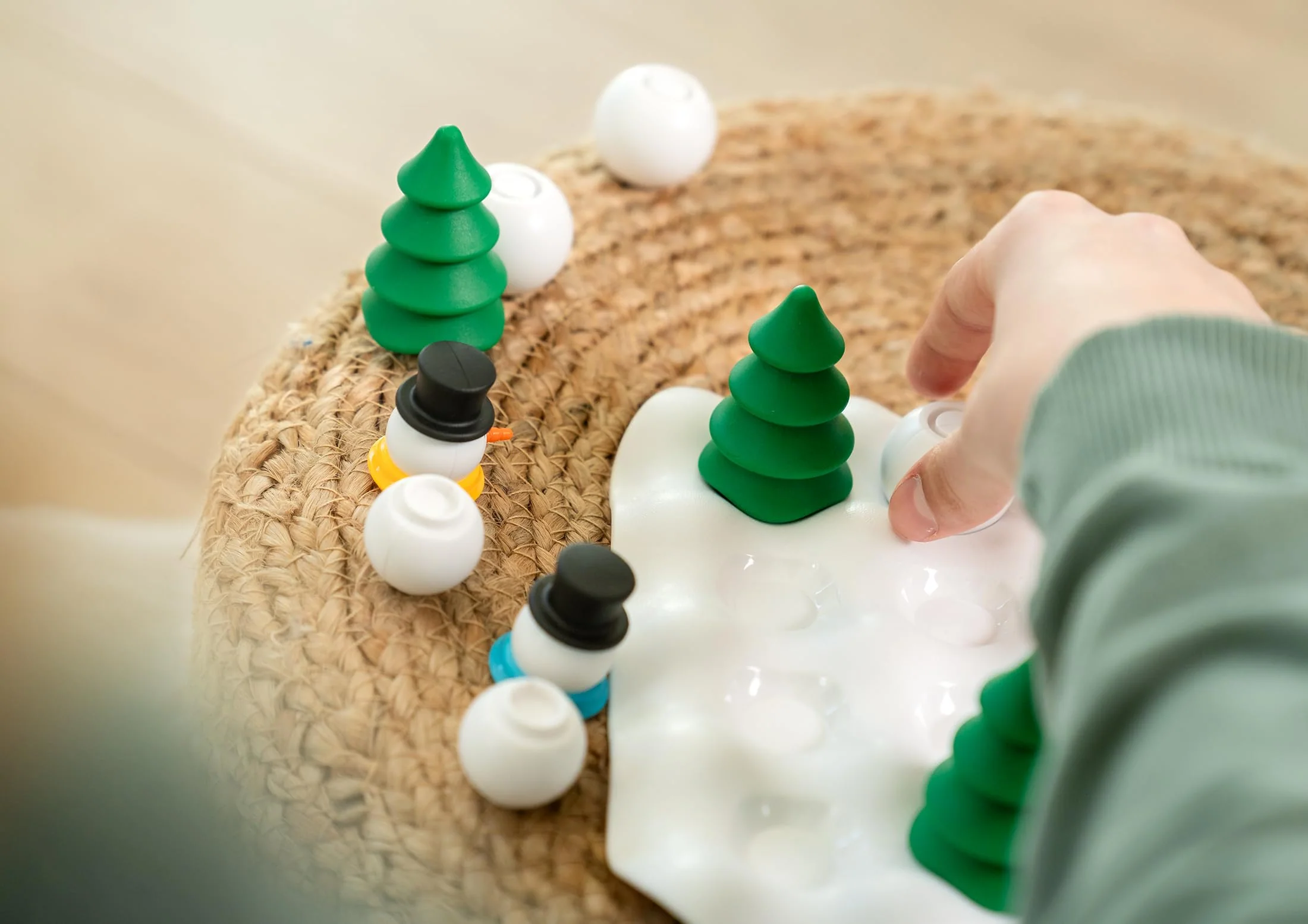 SmartGames Snow Problem β Logic Puzzle Game with 80 Challenges for Ages 8 to Adult - Image 3